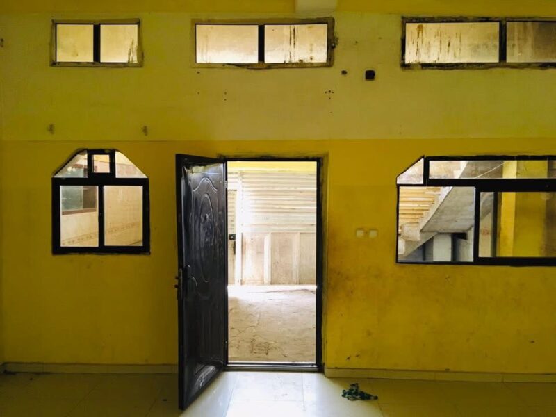 Arrendamento de Casa 1° Andar. (apenas arrenda- se a parte do Rés do chão).