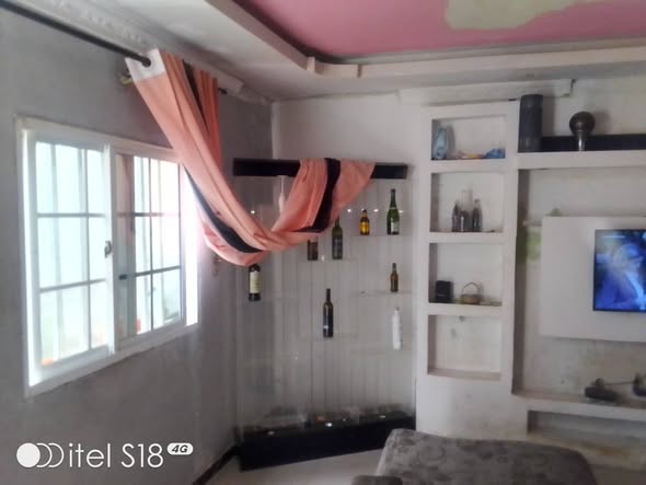 Vende-se esta Residência 🏠 T2 + 2 anexos no quintal.